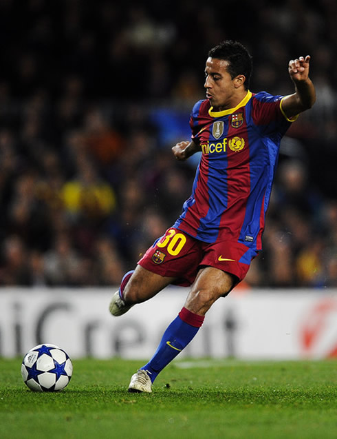 Thiago Alcântara shooting a ball during a Barcelona match