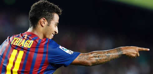 Thiago Alcântara, Barcelona number 11, pointing to a teammate and showing his arm tatoos