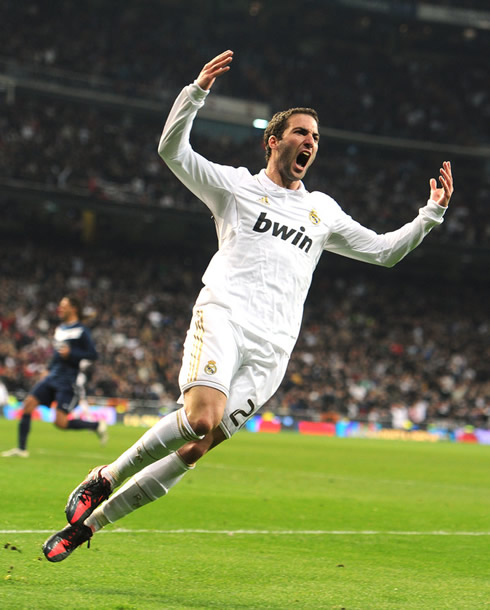 Gonzalo Higuaín joy, running at the Santiago Bernabéu, after scoring the equalizer in Real Madrid 3-2 Malaga, 2011-2012