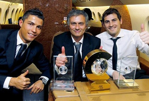 Cristiano Ronaldo, José Mourinho and Iker Casillas, showing FIFA awards, in the aeroplane, in 2008