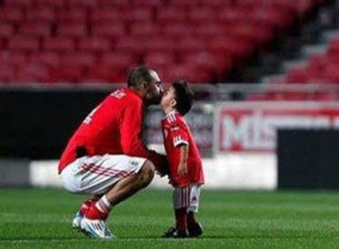 Carlos Martins and his son, Gustavo, kissing each other