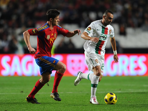 Carlos Martins dribbling Xabi Alonso in Portugal vs Spain, in 2011