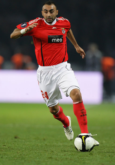 Carlos Martins playing for S.L. Benfica