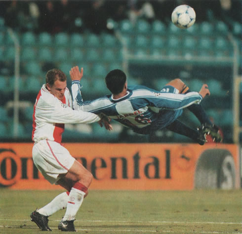 Mário Jardel bicycle kick in Porto vs Ajax, for the UEFA Champions League between 1996-2000