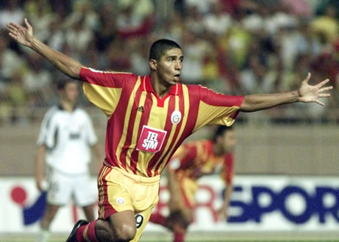 Mário Jardel scoring and celebrating a goal in Galatasaray vs Real Madrid, at the European SuperCup, in 2000-2001