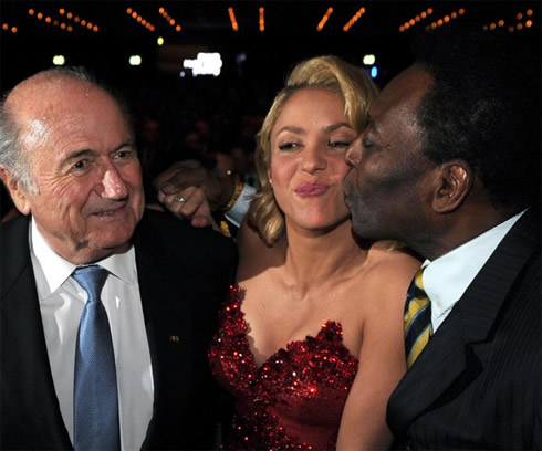 Pelé kissing Shakira at FIFA balon d'Or 2011-2012 gala/ceremony
