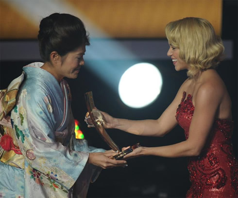 Shakira handing the FIFA Women's World Best Player of 2011-2012 award to Homare Sawa, from Japan