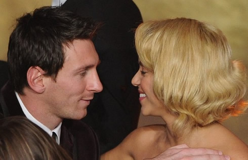 Lionel Messi kissing Shakira