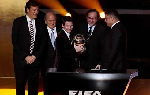 Messi receiving the FIFA Balon d'Or 2011-2012 award from Ronaldo