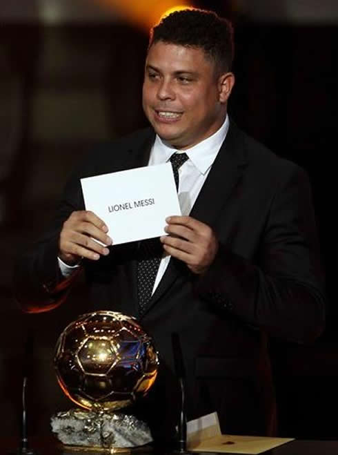 Ronaldo looking worried as he announces Lionel Messi name as the winner of FIFA Balon d'Or 2011-2012