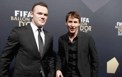 Wayne Rooney in a suit, with pop singer, James Blunt, at FIFA Balon d'Or 2011-2012 gala