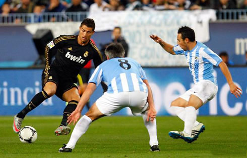 Cristiano Ronaldo taking two defenders with a back heel trick, in Real Madrid 2012