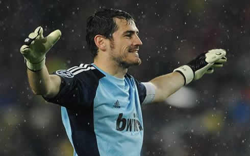 Iker Casillas playing in a rainy game for Real Madrid