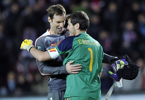 Iker Casillas talking with Petr Cech, in either a Real Madrid vs Chelsea or a Spain vs Czech Republic clash
