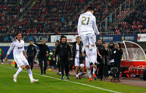 Callejón goal celebration against Mallorca, flying in the air