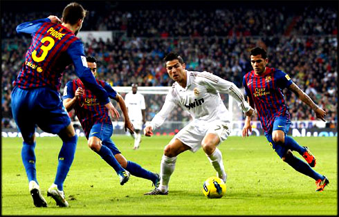 Cristiano Ronaldo dribbling Xavi, Daniel Alves and Gerard Piqué, in Barcelona vs Real Madrid, in 2011-2012
