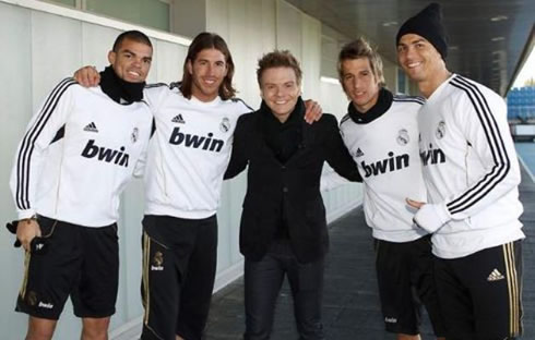 Cristiano Ronaldo, Fábio Coentrão, Michel Teló, Sergio Ramos and Pepe, in Real Madrid training center taking a photo with the 'Ai se eu te pego' Brazilian singer