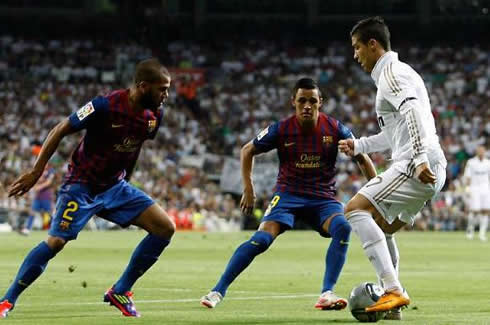 Cristiano Ronaldo protecting the ball against Daniel Alves and Alexis Sanchez, in Real Madrid vs Barcelona, 2011-12
