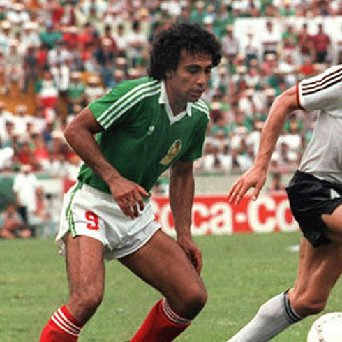 Hugo Sánchez playing in a Mexico vs Germany game, in the World Cup