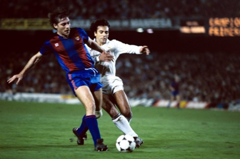 Hugo Sánchez playing in a Real Madrid vs Barcelona Clasico from the past