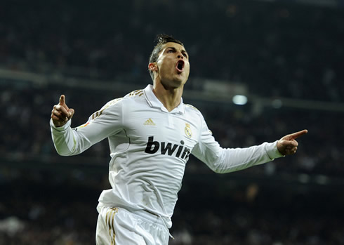 Cristiano Ronaldo making peaces with the Santiago Bernabéu, in Real Madrid vs Barcelona, 2011-2012