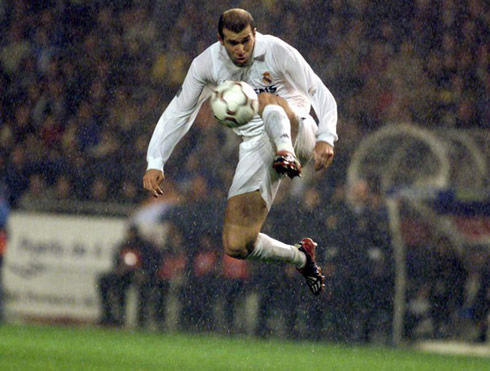 Zinedine Zidane magical ball control for Real Madrid, in a rainy gameday