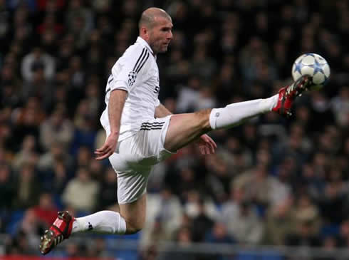 Zinedine Zidane impressive flexibility to control the ball in the air, in a Real Madrid game