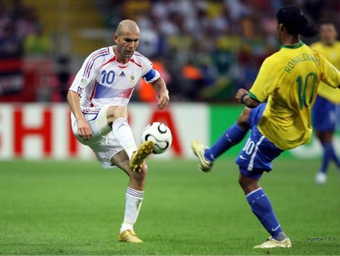 Zinedine Zidane playing against Ronaldinho, in France vs Brazil