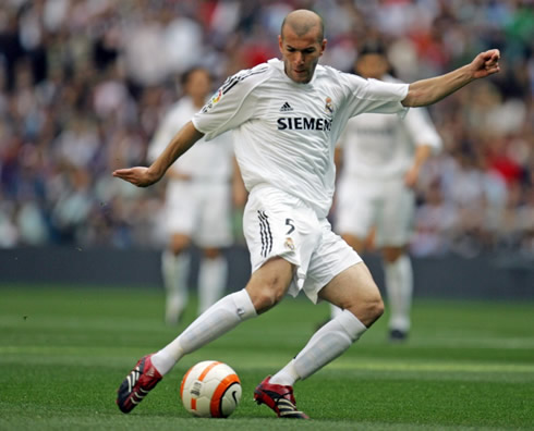 Zinedine Zidane shooting the ball while playing for Real Madrid