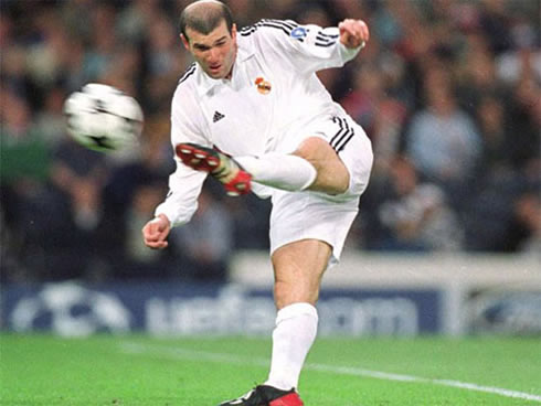 Zinedine Zidane volley/shooting technique, when playing for Real Madrid