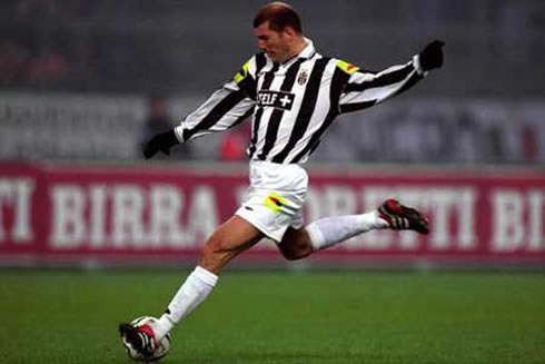 Zinedine Zidane striking, in Juventus