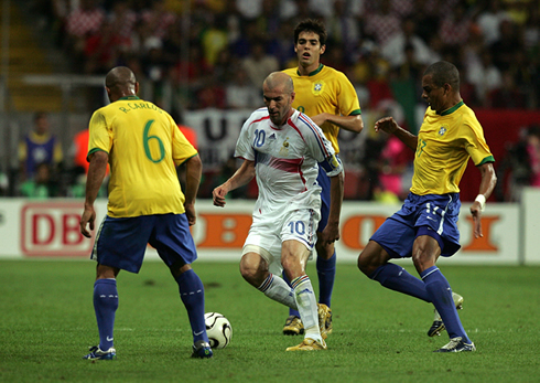Zinedine Zidane playing against Roberto Carlos, Gilberto Silva and Kaká, in France vs Brazil