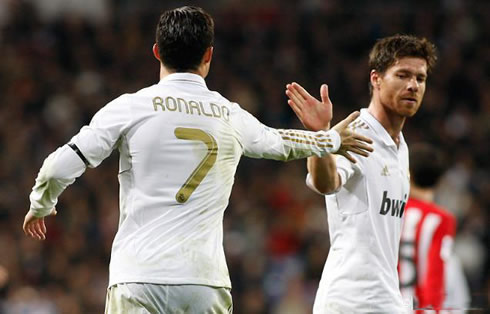 Cristiano Ronaldo และ Xabi Alonso จับมือกันหลังจากที่ไม่เห็นด้วยในครึ่งแรกใน Real Madrid กับ Athletic Bilbao สำหรับ La Liga 2011-2012