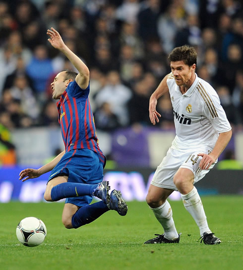 Xabi Alonso vs Andrés Iniesta, in Real Madrid vs Barcelona 2011-2012