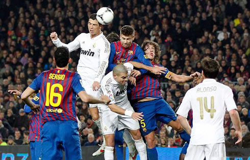 Cristiano Ronaldo jumping more than Puyol, Piqué and Pepe, in Barcelona vs Real Madrid, in the 2011-2012 season