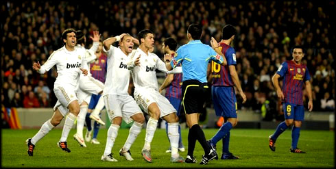 Real Madrid players complaining and protesting at the referee, in Barcelona vs Real Madrid (2-2), in the Copa del Rey 2012 played at the Camp Nou