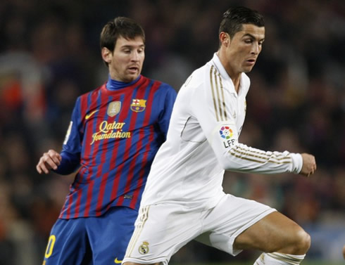 Cristiano Ronaldo running in front of Lionel Messi, in Barcelona vs Real Madrid, in 2011-2012