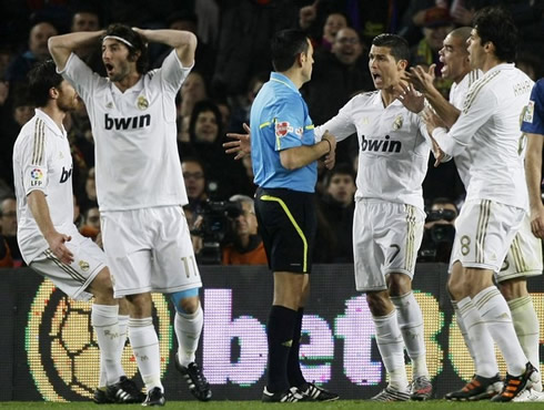 Cristiano Ronaldo , Xabi Alonso, Granero, Pepe and Kaká, protesting with the referee, in the Barcelona vs Real Madrid Clasico, for the Copa del Rey 2012
