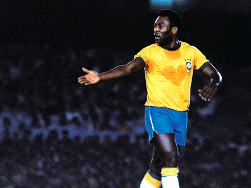 Pelé stretching his arm in a Brazil match