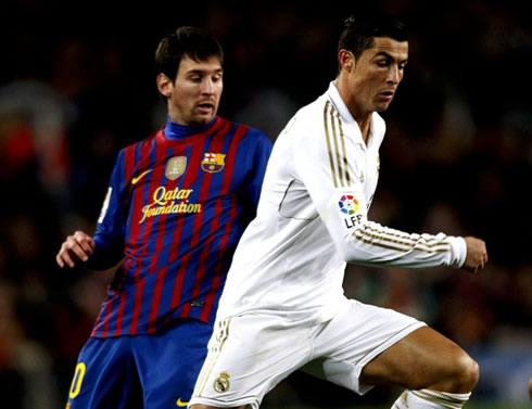 Cristiano Ronaldo being chased by Lionel Messi, in a Real Madrid vs Barcelona game, in 2012