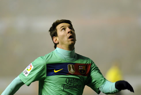 Lionel Messi playing for Barcelona and looking at the sky, in a Barcelona green jersey, 2012