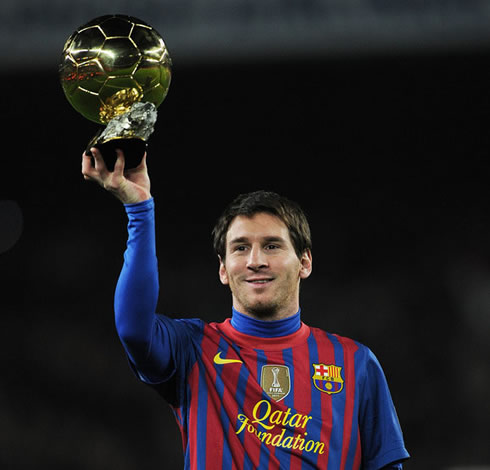 Lionel Messi showing off the FIFA Balon d'Or 2012, in Camp Nou, to the Barcelona fans and supporters