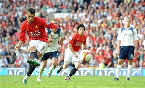 Cristiano Ronaldo penalty kick for Manchester United, in a game against Bolton Wanderers, for the English Premier League