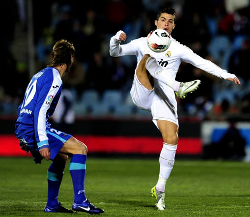 Cristiano Ronaldo technique and flexibility, in a Real Madrid game in 2011-2012