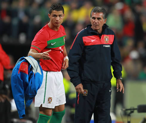 Cristiano Ronaldo throwing his jacket, while he talks with Carlos Queiróz
