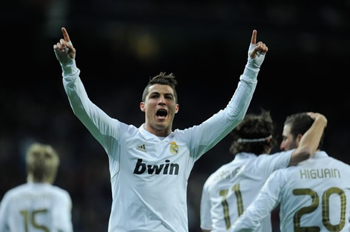 Cristiano Ronaldo celebrates a goal with Fábio Coentrão, Granero and Gonzalo Higuaín already returning to their side, in a Real Madrid match in 2012