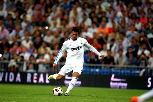 Cristiano Ronaldo world-class style, when shooting/striking the ball, in a Real Madrid game in 2011