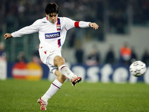 Juninho Pernambucano free-kick shooting technique, in Olympique Lyon