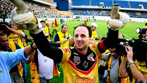 Rogério Ceni celebrating with the fans and journalists
