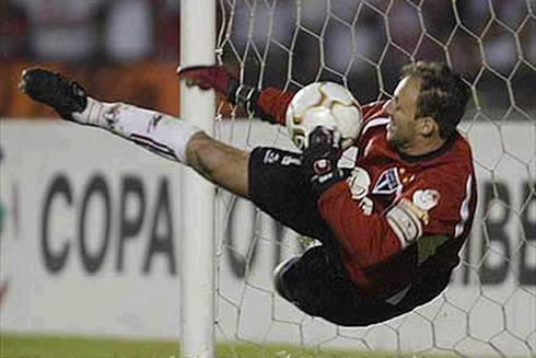 Rogério Ceni making a great save